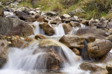 Ormandaki dağ şelalesi. Şelale manzaralı. Dağlarda şelale. Şelale.