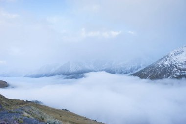 Sis ve bulut yüksek dağ