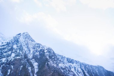 Sis ve bulut yüksek dağ