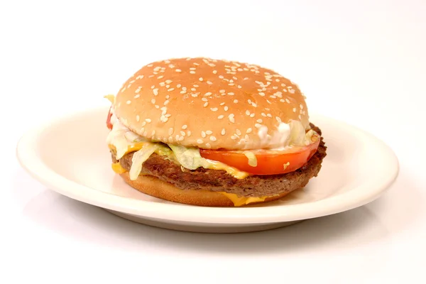 Hamburger op een bord Rechtenvrije Stockafbeeldingen