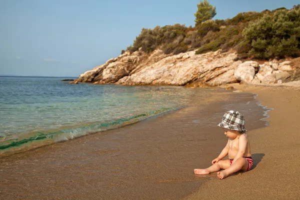 Enjoying sea waves — Stock Photo, Image