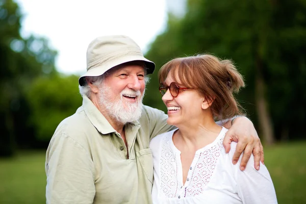 Oudere paar glimlachen — Stockfoto