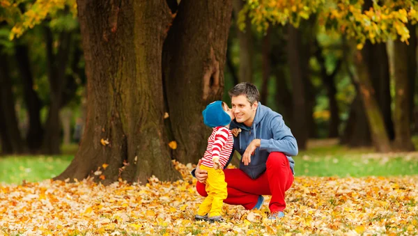 Herbstliche Familienliebe — Stockfoto