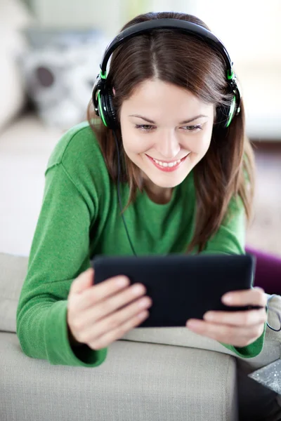 Mujer joven usando tableta —  Fotos de Stock