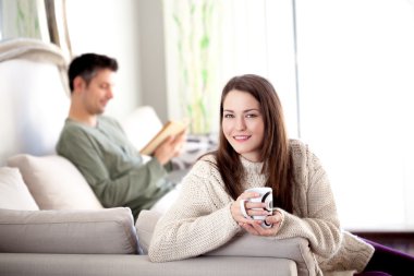 Młoda para w salonie