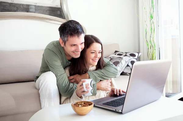 Jong paar met laptop — Stockfoto