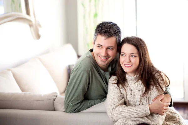 Bonito jovem casal — Fotografia de Stock