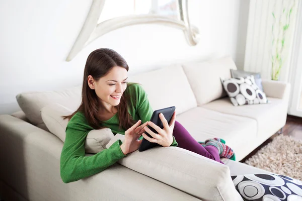 Jeune femme utilisant une tablette — Photo