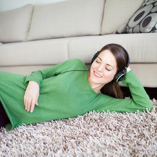 Listening to music — Stock Photo, Image