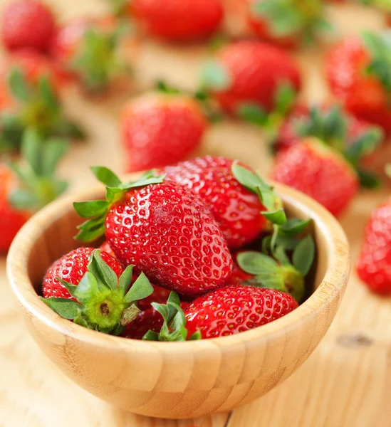Erdbeeren in Schale — Stockfoto