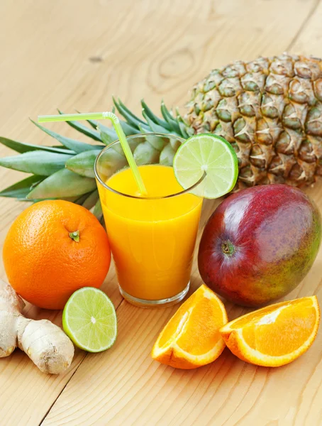 Jus de fruits tropicaux frais — Photo