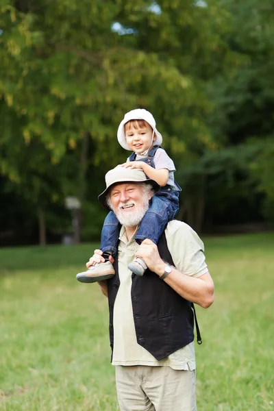 Passeio de Piggyback — Fotografia de Stock