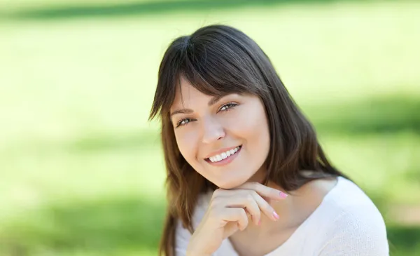 Schöne junge Frau — Stockfoto