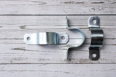 Omega klemp, tüpleri tutmak için kullanılır, ya da desteklemek için, vida vida yerleştirmek için her iki tarafında bir delik olduğundan bir çift vida ile tutulur