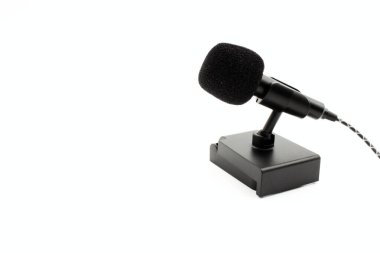 Beyaz arka planda konuşmak, yorum yapmak, bir mesaj yayınlamak, şarkı söylemek için küçük mikrofon