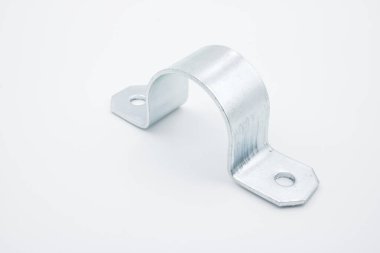 Omega klemp, tüpleri tutmak için kullanılır, ya da desteklemek için, vida vida yerleştirmek için her iki tarafında bir delik olduğundan bir çift vida ile tutulur