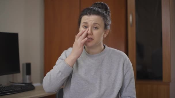 Εξαντλημένη άρρωστη γυναίκα που μιλάει κοιτώντας την κάμερα εξηγώντας τα συμπτώματα του κορωνοϊού. Πορτρέτο της γυναίκας καυκάσιας blogger κινηματογράφηση βίντεο blog στο σπίτι για την πανδημία απομόνωση Covid-19. — Αρχείο Βίντεο