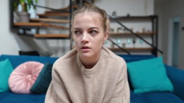 Ön manzara gergin genç kız kulakları ellerle kapatıyor. Tatmin olmamış yüz ifadesiyle. Beyaz tenli güzel gencin komşu gürültüsü portresi. Stres ve yaşam tarzı kavramı.