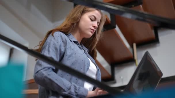 Oldalnézet mosolygós figyelmes tizenéves lány gépel laptop billentyűzeten keres fel gondolkodás. Pozitív kaukázusi tinédzser üzenetküldés online e-mail otthon ül a lépcsőn. — Stock videók