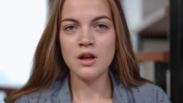 Snímek hlavy stresu dospívající dívka s panickým záchvatem dýchání těžce dívá na kameru držící hlavu v rukou. Přední pohled zblízka portrét úzkostlivě ustaraný kavkazský teenager pózující doma. — Stock video