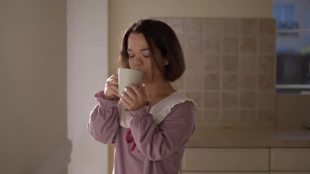 Küçük Mutlu Bir Insanın Sabah Kahvesini Içerken Evdeki Mutfaktan Dışarı — Stok video