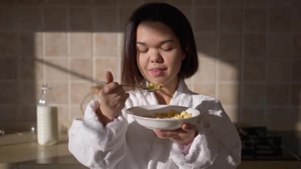 Portrait Une Charmante Petite Femme Souriante Mangeant Des Céréales Matin — Video