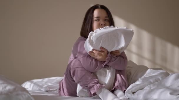 Retrato Tiro Largo Triste Deprimida Mulher Abraçando Travesseiro Sentado Cama — Vídeo de Stock