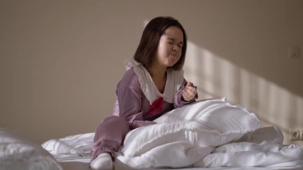 Розгнівана Маленька Жінка Вдарила Яку Подушку Сидячи Вдома Ліжку Портрет — стокове відео