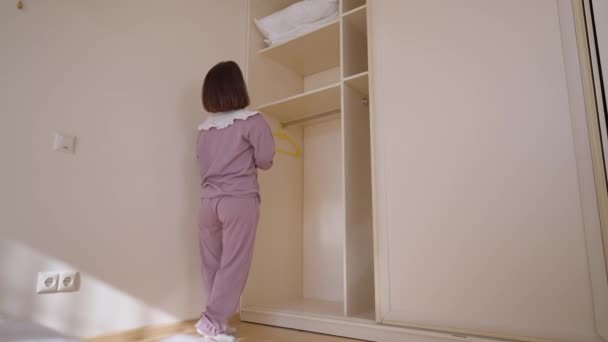 Mujer Pequeña Caucásica Saltando Hasta Llegar Almohada Armario Interior Pequeña — Vídeos de Stock