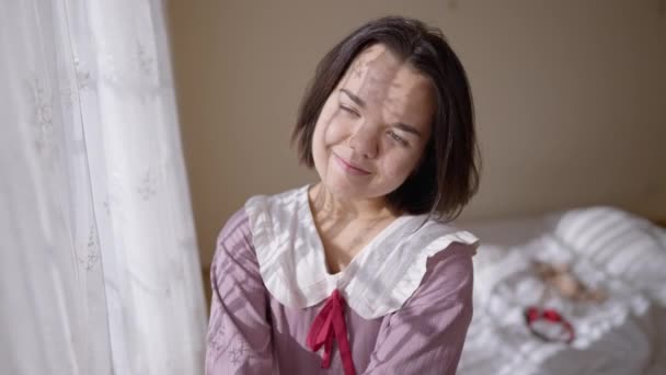 Retrato Feliz Sorrindo Pequena Mulher Olhando Para Fora Janela Tocando — Vídeo de Stock