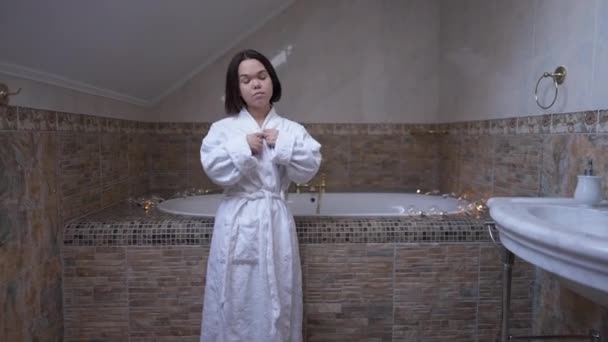 Beyaz Bornozlu Küçük Bir Insanın Portresi Banyoda Durmuş Yüzünü Çevirmiş — Stok video