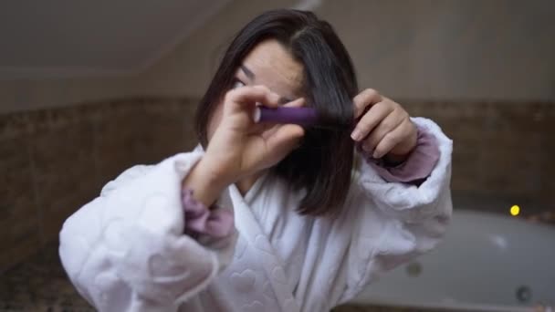 Συγκεντρωμένη Γυναίκα Κοιτάζει Κάμερα Μπούκλες Μαλλιών Στέκεται Στο Μπάνιο Στο — Αρχείο Βίντεο
