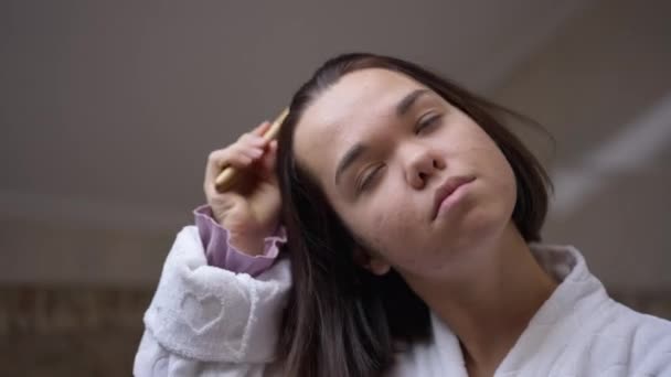 Közelkép Egy Fiatal Nőről Aki Hajat Fésül Otthon Fürdőszobában Koncentrált — Stock videók