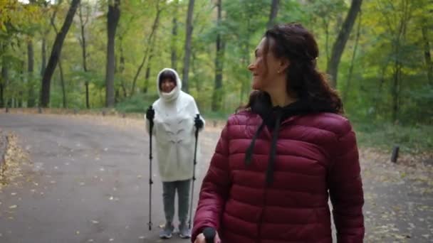 Lächelnd Blickt Eine Ältere Charmante Frau Auf Ihre Freundin Zurück — Stockvideo