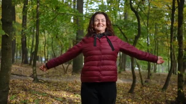 Porträt Einer Glücklichen Reifen Frau Die Hände Ausstreckt Und Herbstlichen — Stockvideo