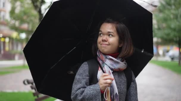 Kendine Güvenen Şemsiye Çeviren Dışarıda Gülümseyen Küçük Bir Kadının Portresi — Stok video