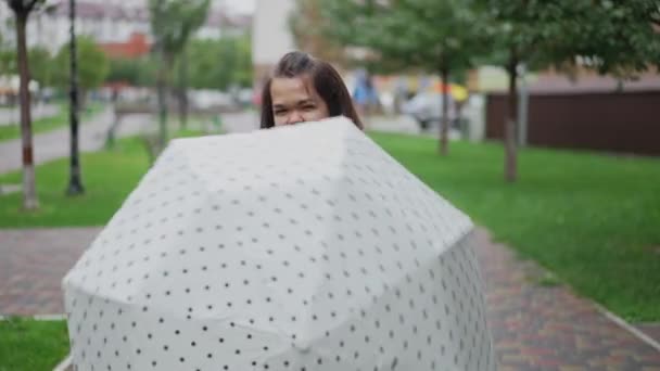 Porträtt Leende Glad Liten Kvinna Snurrande Paraply Hängande Regn Tillbehör — Stockvideo