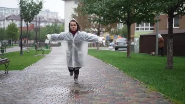 Yağmurluk Giymiş Genç Neşeli Bir Kadın Kameranın Gidişine Bakıyor Açık — Stok video