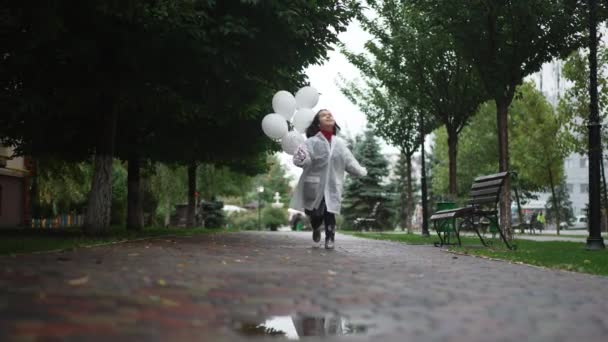 Geniş Açılı Heyecanlı Neşeli Balonlarla Atlayan Yağmurlu Bir Günde Eğlenen — Stok video
