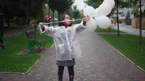 Amplio Tiro Emocionada Mujercita Con Globos Blancos Riendo Pie Día — Vídeo de stock