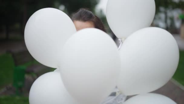 Närbild Vita Ballonger Med Glada Leende Liten Kvinna Som Dyker — Stockvideo
