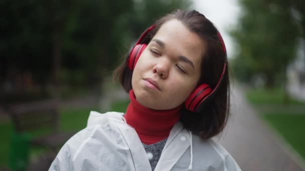 Närbild Liten Kvinna Hörlurar Dansar Slow Motion Leende Står Utomhus — Stockvideo