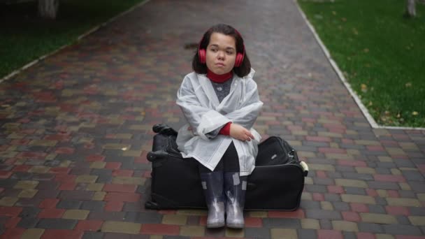 Retrato Una Mujer Pequeña Pensativa Disfrutando Música Auriculares Sentados Una — Vídeos de Stock