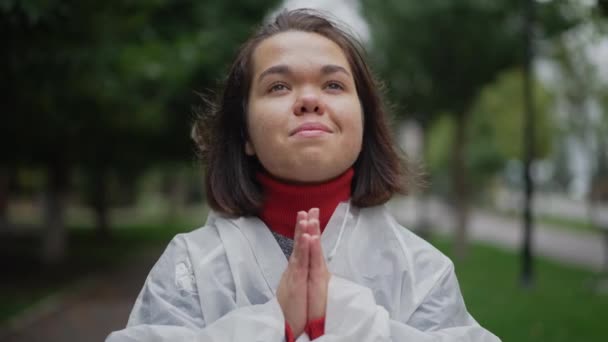 Açık Havada Dua Eden Umut Dolu Beyaz Bir Kadının Manzara — Stok video