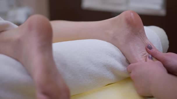 Close Pés Femininos Deitado Spa Beleza Com Mãos Massagistas Esfregando — Vídeo de Stock