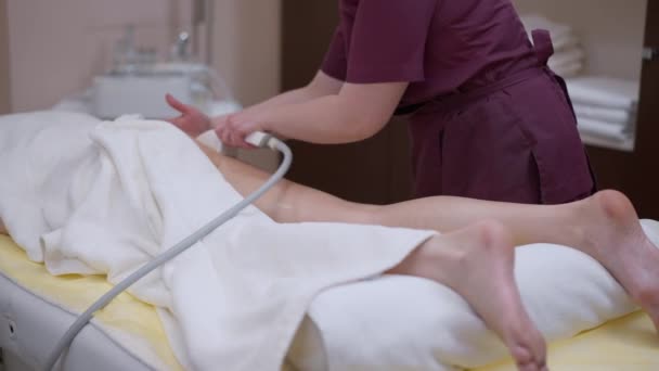 Nogi Nagiej Kobiety Leżącej Spa Profesjonalnym Masażystą Pocierającym Skórę Masażem — Wideo stockowe