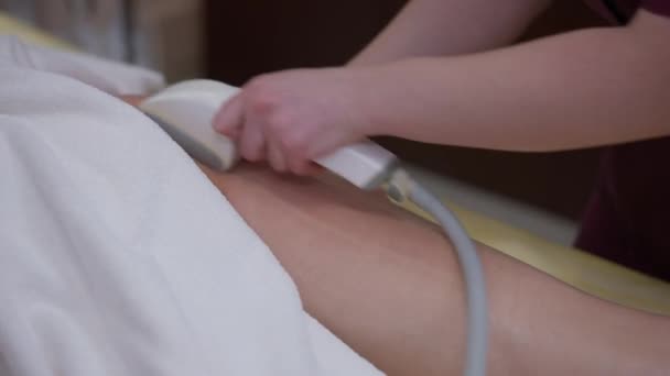 Massaggio Vista Dall Alto Coscia Gluteo Femminile Con Macchina Anticellulite — Video Stock