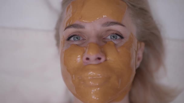 Detailní Záběr Štíhlá Blond Běloška Žluté Masce Obličeje Dívající Kameru — Stock video