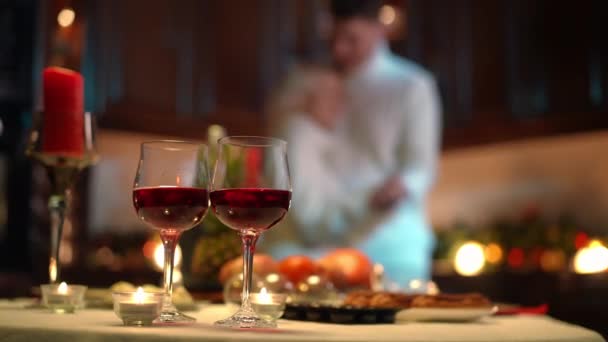 Close Red Wine Glasses Table Blurred Loving Adult Couple Dancing — Vídeos de Stock