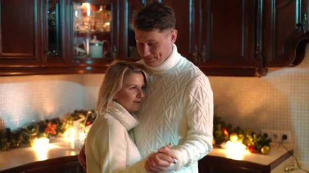 浪漫可爱的一对成年人在厨房里拥抱跳舞 在家里聊天 白人夫妻在室内享受休闲聊天拥抱 爱情和关系概念 — 图库视频影像